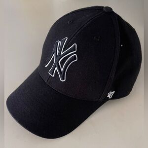 NY Yankees Cap Adjustable Velcro Strap Black & white NEW w/out Tags Unisex